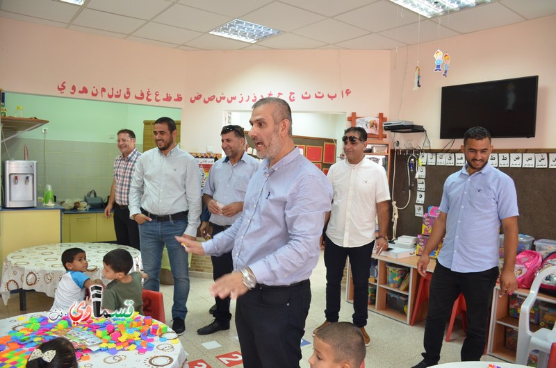 كفرقاسم- فيديو: نواب وأعضاء المجلس البلدي يشاركون الطلاب افتتاح عامهم الدراسي  باجواء بهيجة .